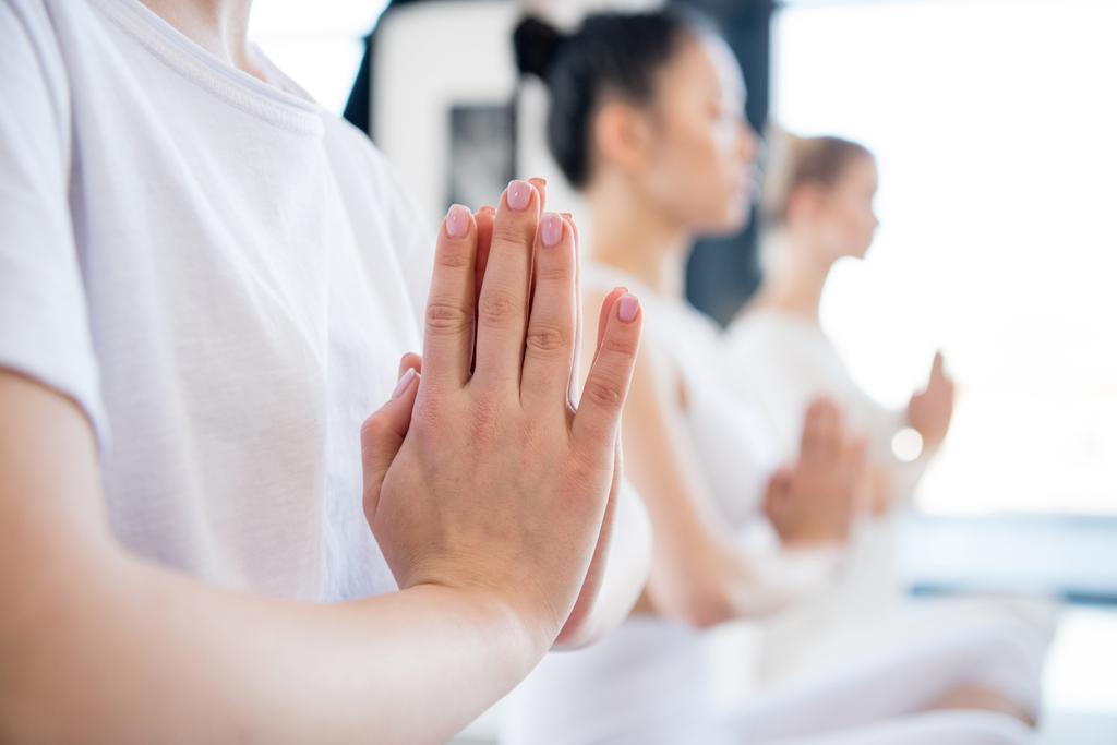 Nuoret naiset meditointi lootuksessa aiheuttaa
 - Valokuva, kuva