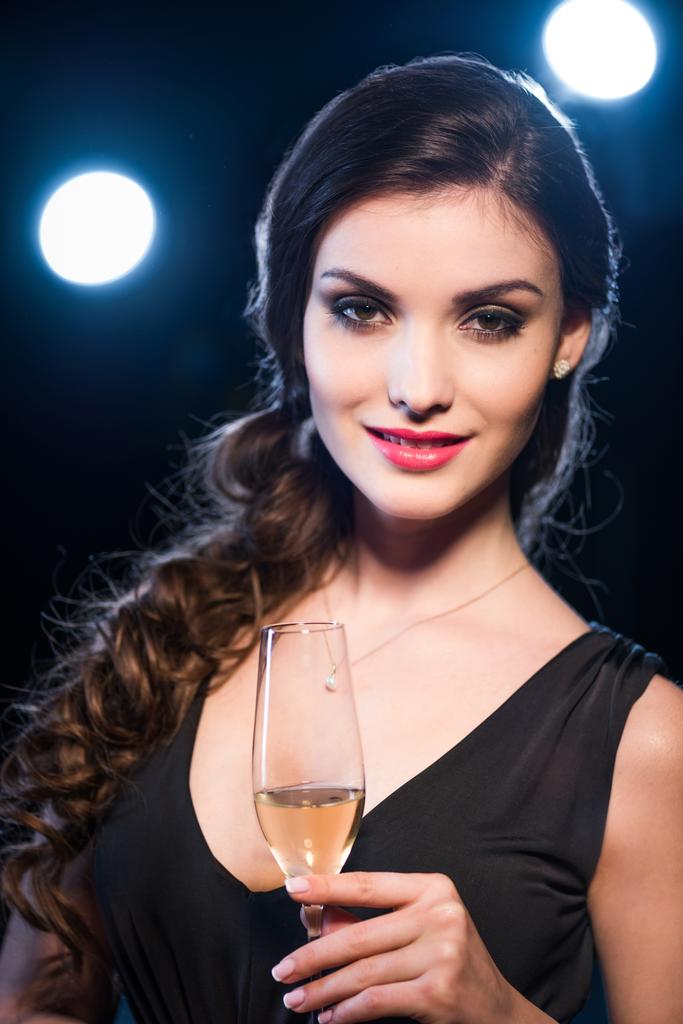 Стильная женщина пьет шампанское
  - Фото, изображение