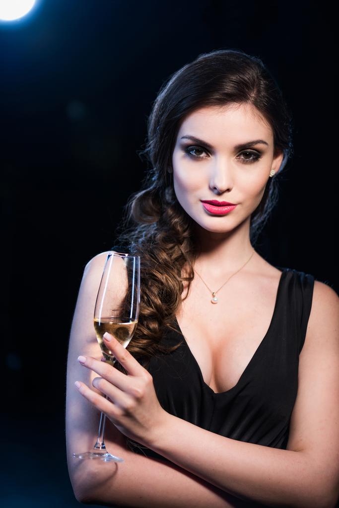 スタイリッシュな女性がシャンパンを飲む  - 写真・画像