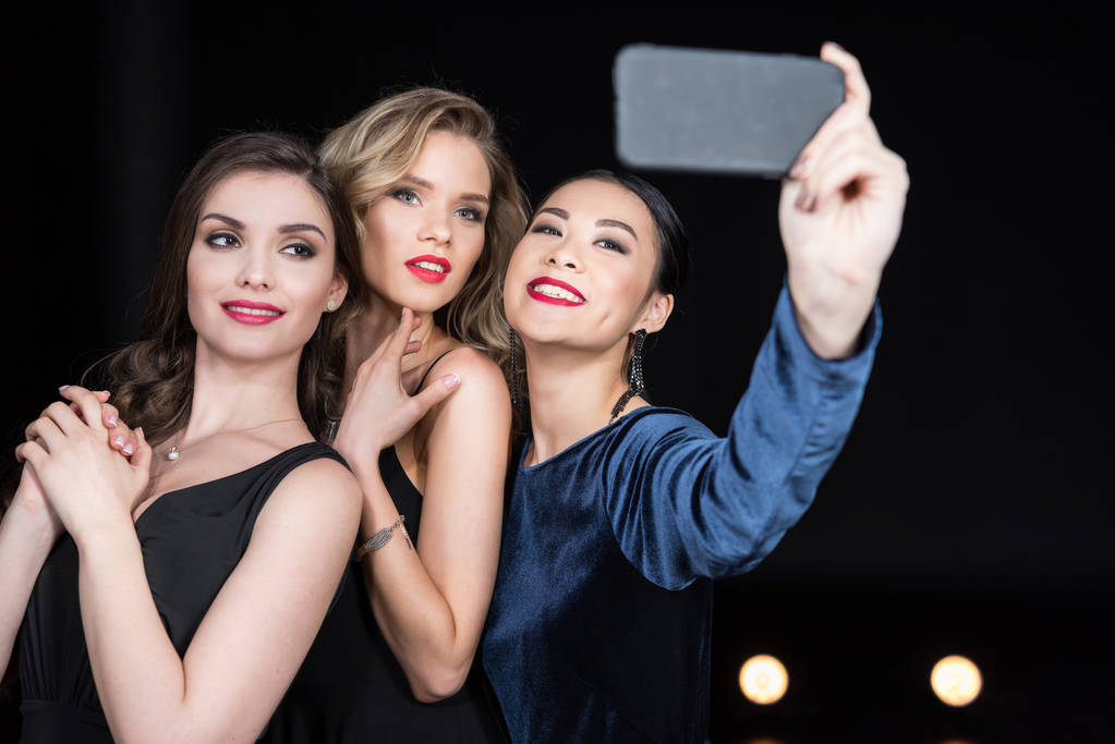 Frauen machen Selfie auf dem Smartphone - Foto, Bild