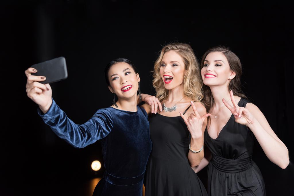 femmes prenant selfie sur smartphone
 - Photo, image