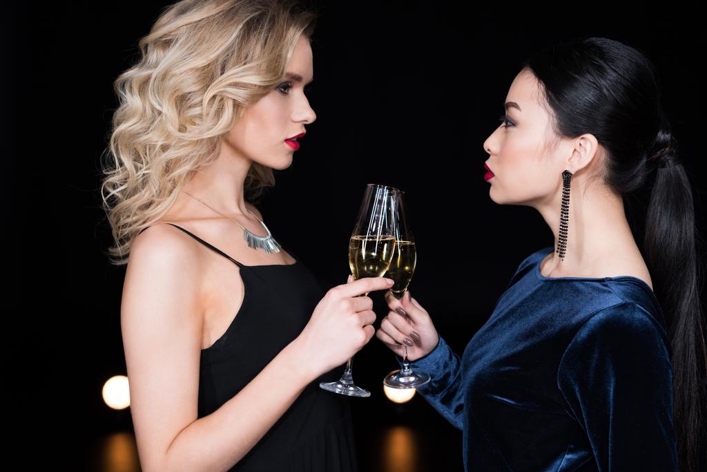 Glamour-Frauen klirren mit Champagnergläsern - Foto, Bild