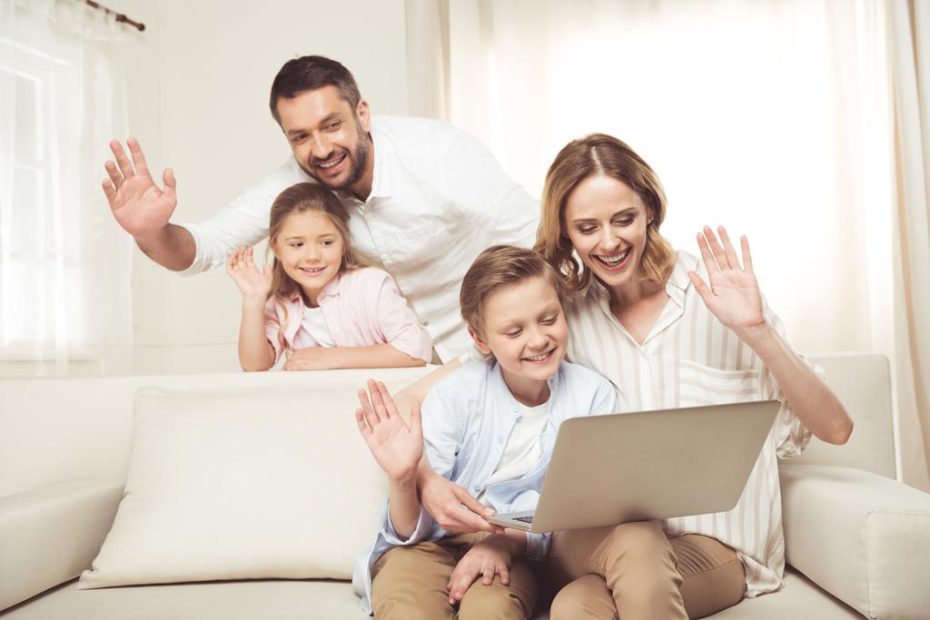 ノートパソコンを使う家族  - 写真・画像