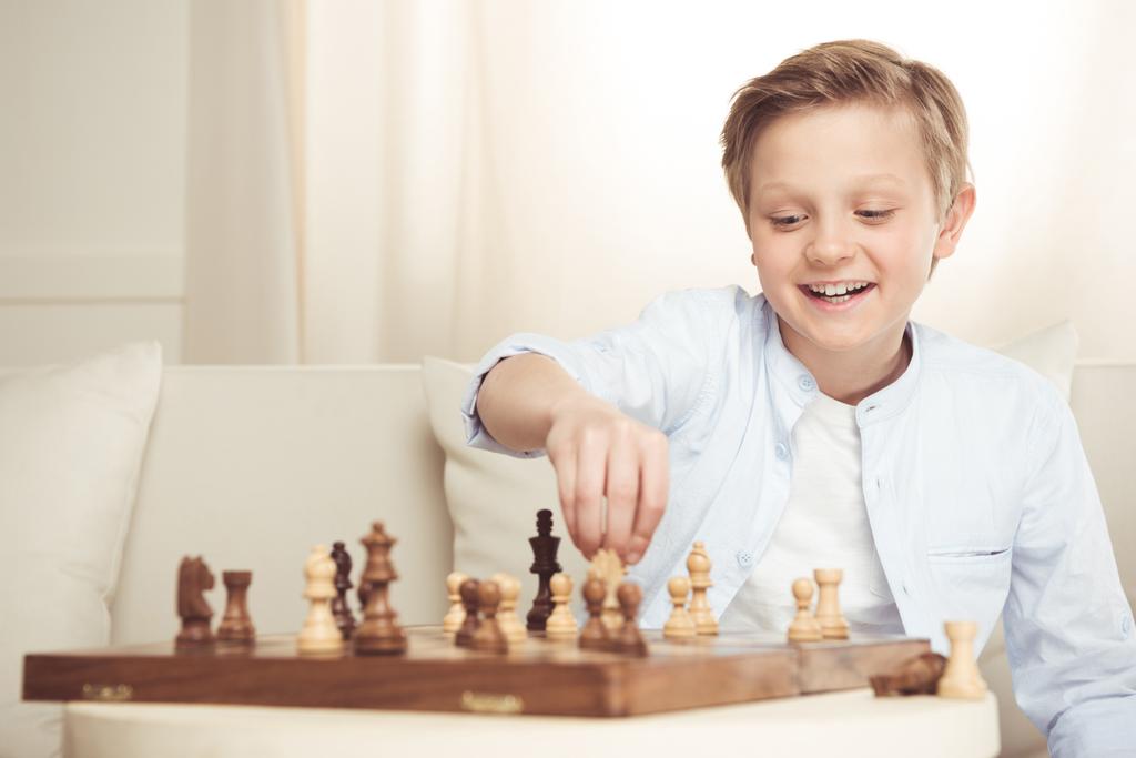 Kleine jongen die schaak speelt - Foto, afbeelding