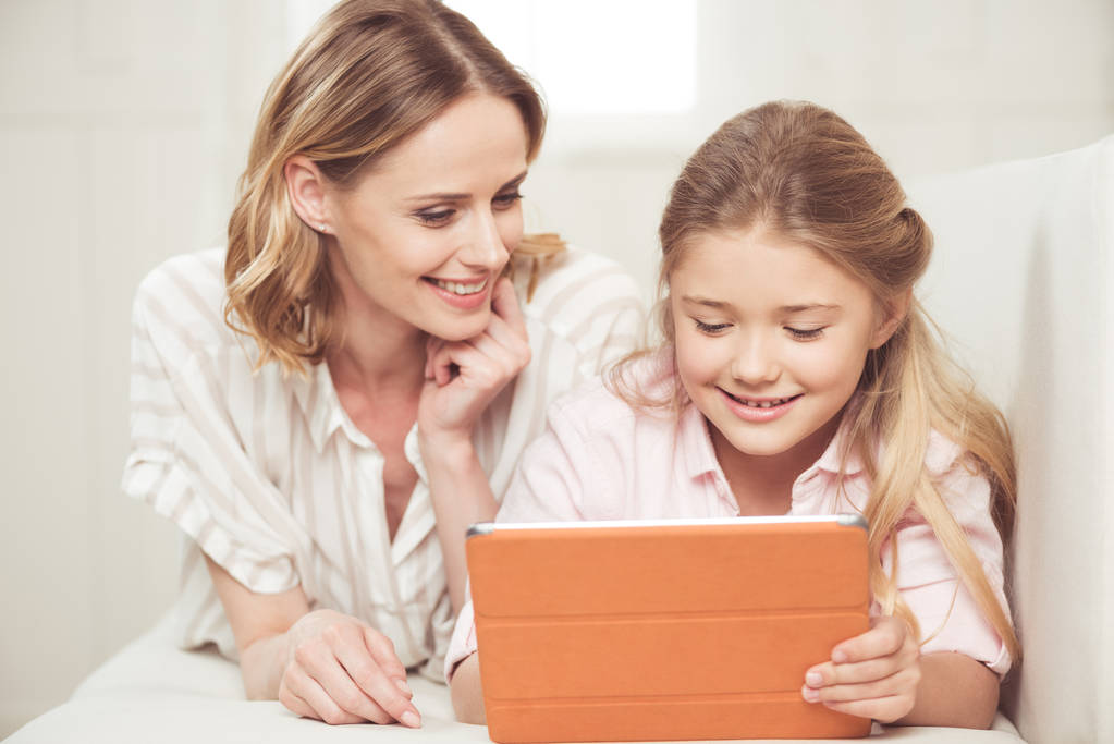 Mutter und Tochter mit digitalem Tablet - Foto, Bild