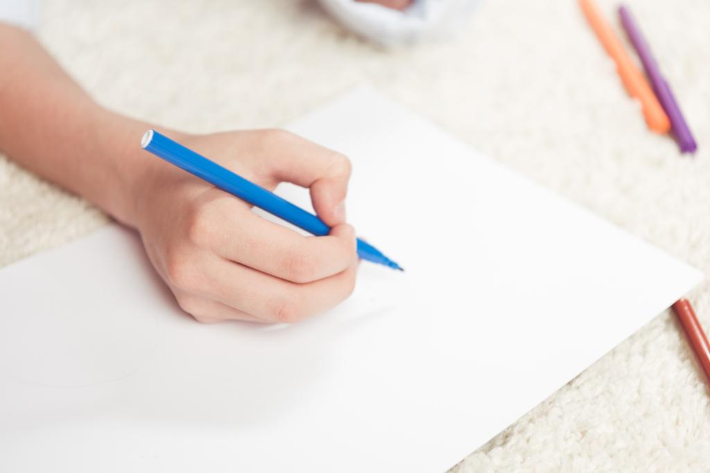 keçeli kalemle kağıt üzerine çizim çocuk - Fotoğraf, Görsel