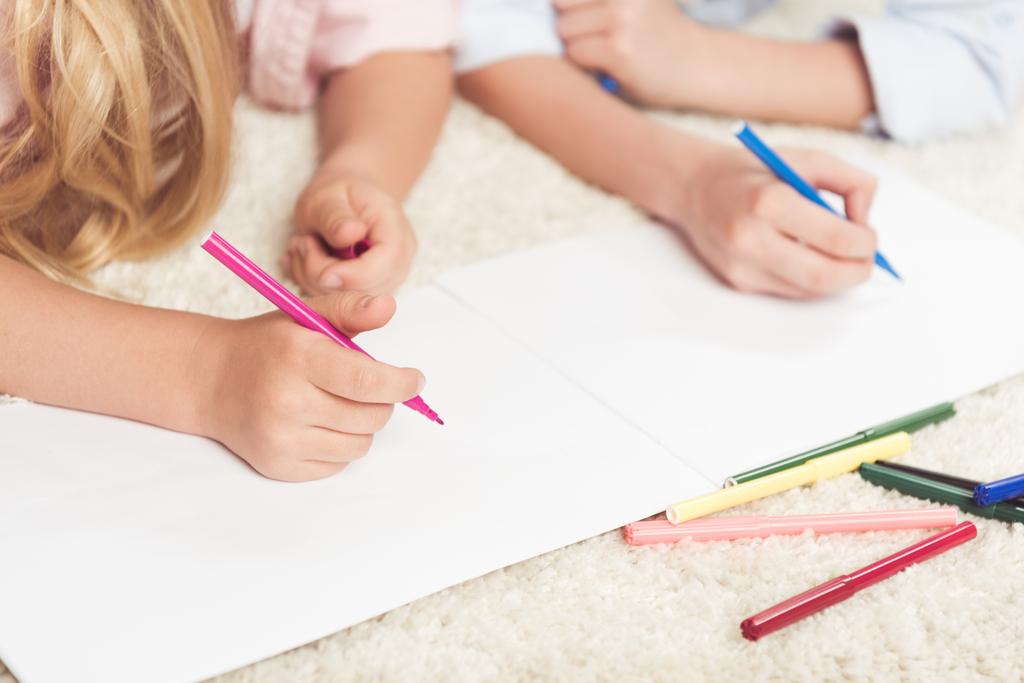 Kinder schreiben mit Filzstiften auf Papier - Foto, Bild