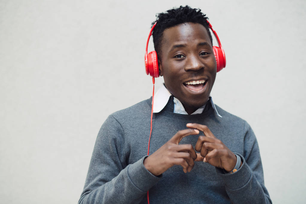 Afrikkalainen amerikkalainen mies kuunnella musiikkia kuulokkeet
 - Valokuva, kuva