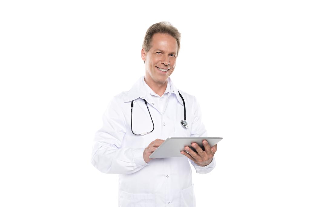 зрілий лікар в білому пальто
  - Фото, зображення