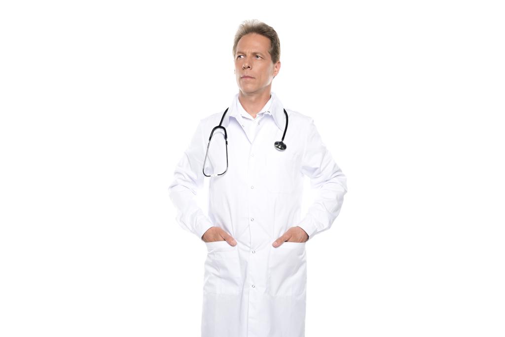 ώριμη γιατρός σε άσπρο παλτό  - Φωτογραφία, εικόνα