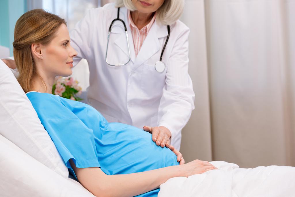 Medico e donna incinta
  - Foto, immagini
