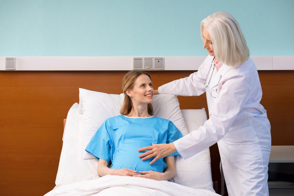 Doktor ve hamile kadın  - Fotoğraf, Görsel