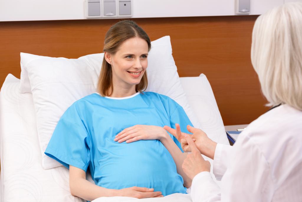 az orvos és a terhes nő  - Fotó, kép