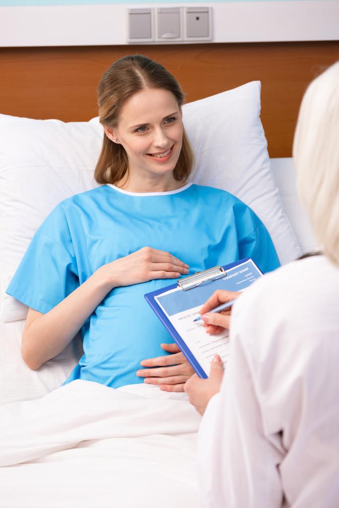γιατρός και έγκυο γυναίκα  - Φωτογραφία, εικόνα