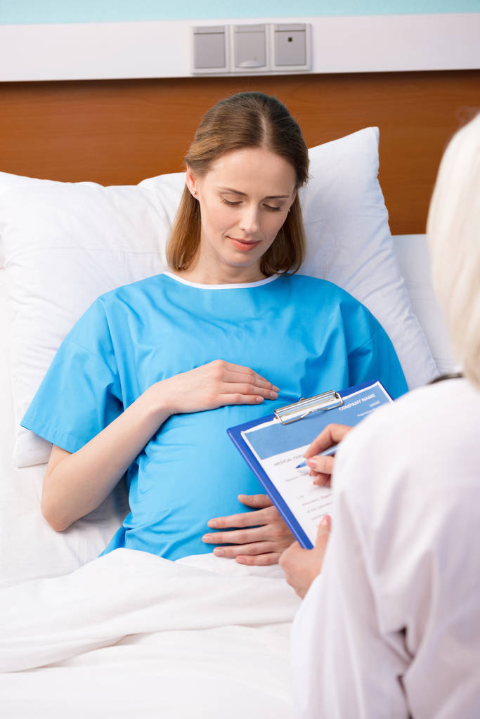 Medico e donna incinta
  - Foto, immagini