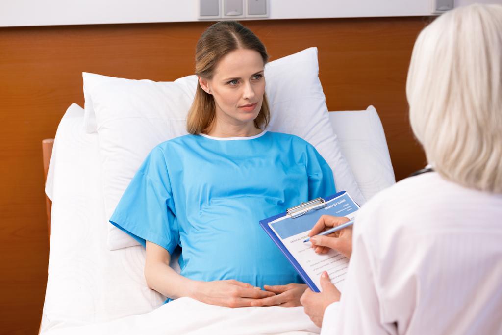 Doctor and pregnant woman  - Photo, Image