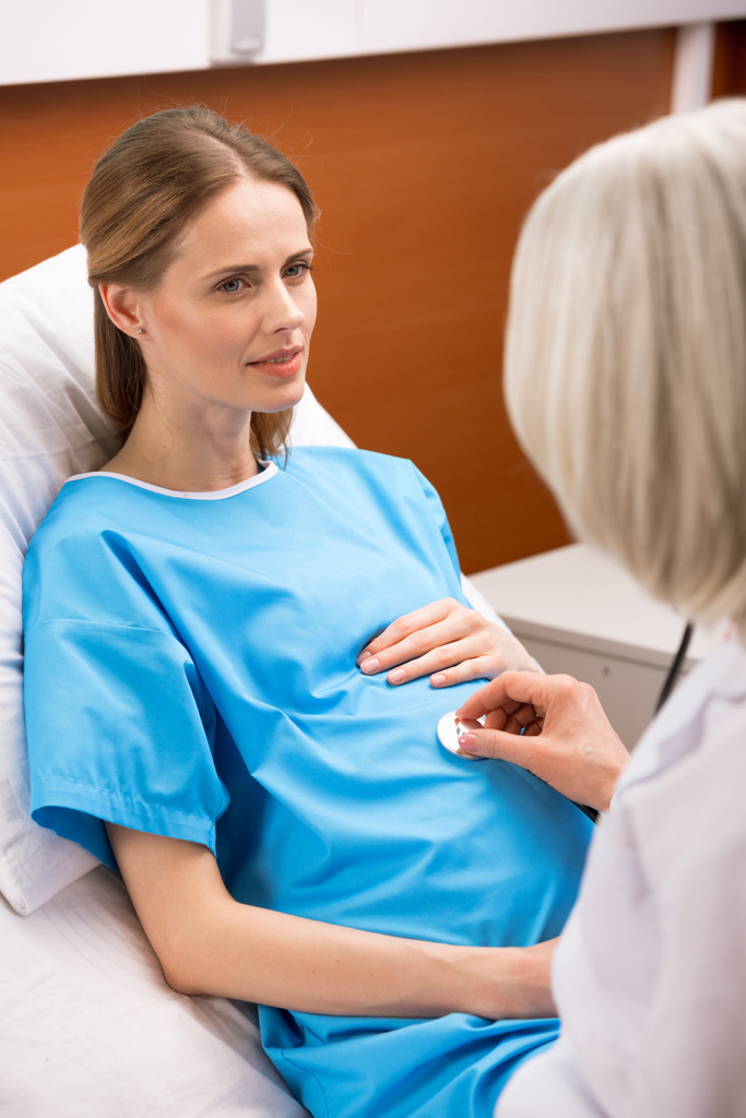Docteur écoute le ventre de la femme enceinte
  - Photo, image