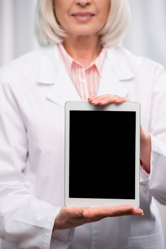 Arzt zeigt Tablet - Foto, Bild