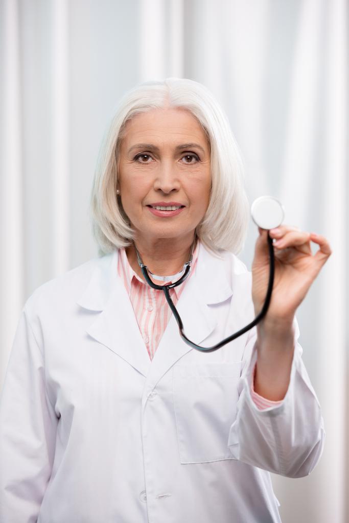 Lekarz trzymający stetoskop - Zdjęcie, obraz