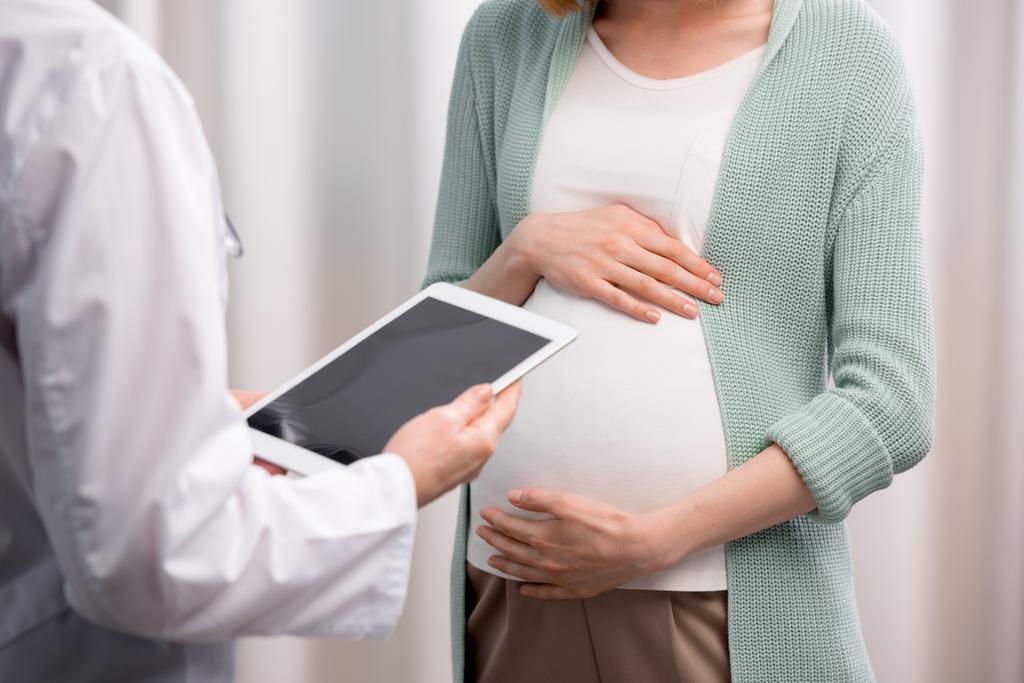 Доктор и беременная женщина
 - Фото, изображение