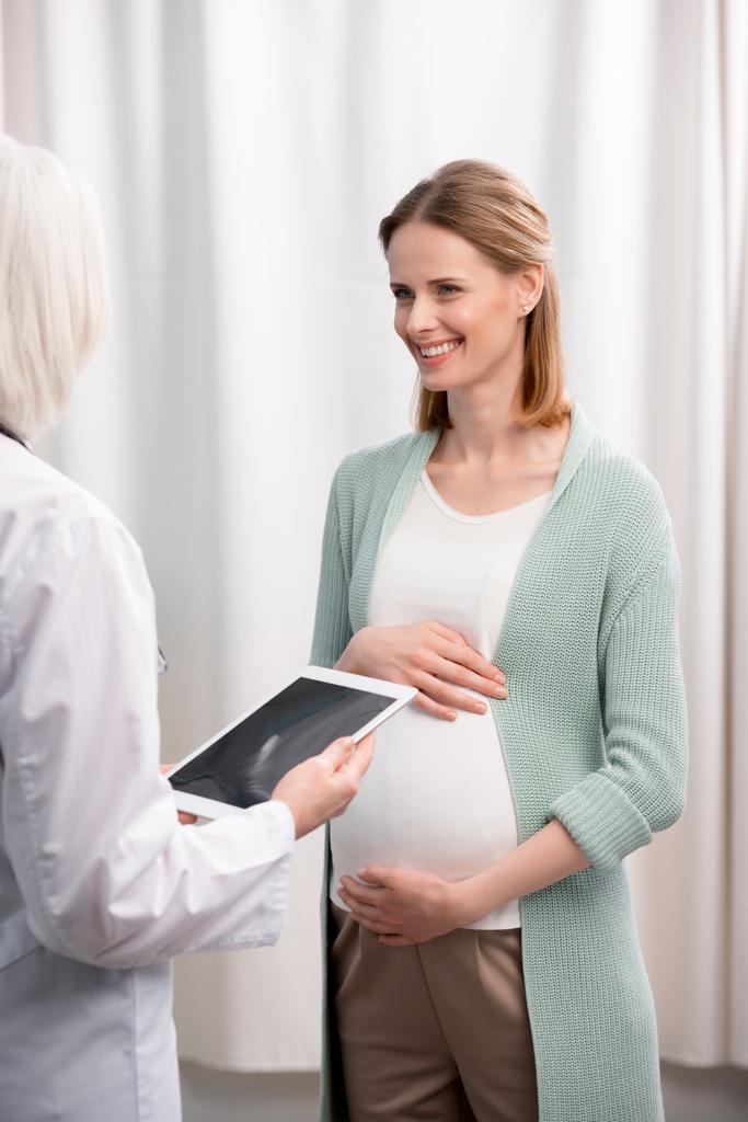 医師と妊娠中の女性 - 写真・画像
