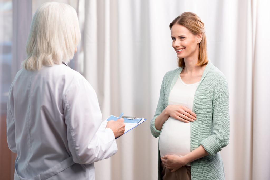 médico con mujer embarazada durante la consulta
 - Foto, imagen