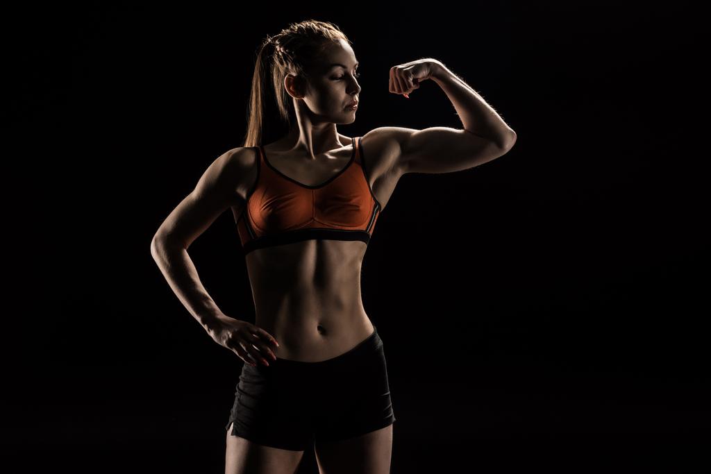 fiatal kaukázusi sportoló bicepsz hajlításhoz - Fotó, kép