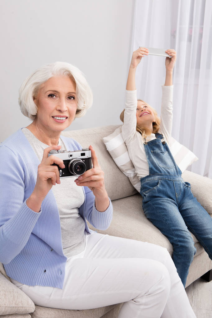 Avó e neta fazendo fotos
 - Foto, Imagem