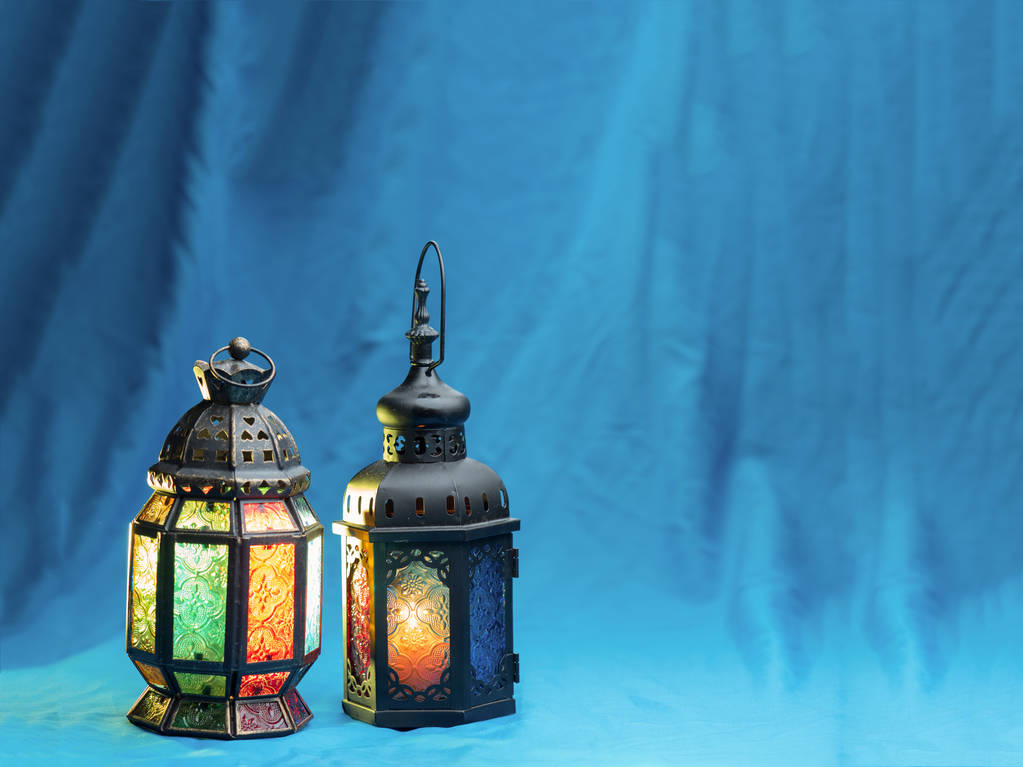 Beleuchtung mit Farben an der Laterne im muslimischen Stil - Foto, Bild