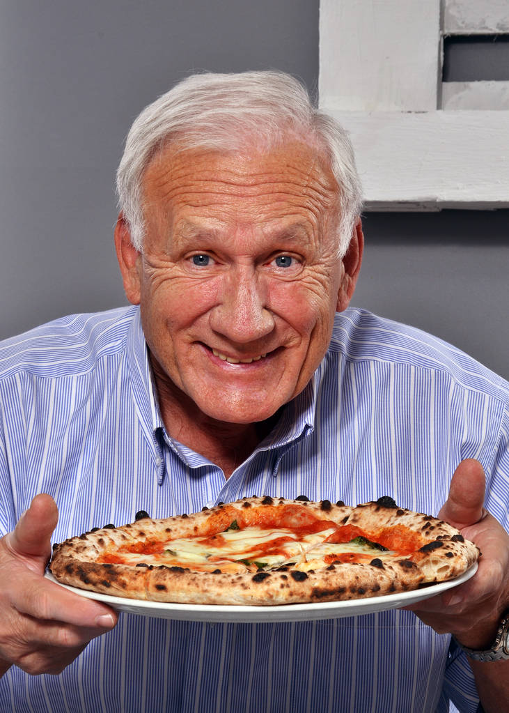 Seniorchef mit leckerer Pizza  - Foto, Bild