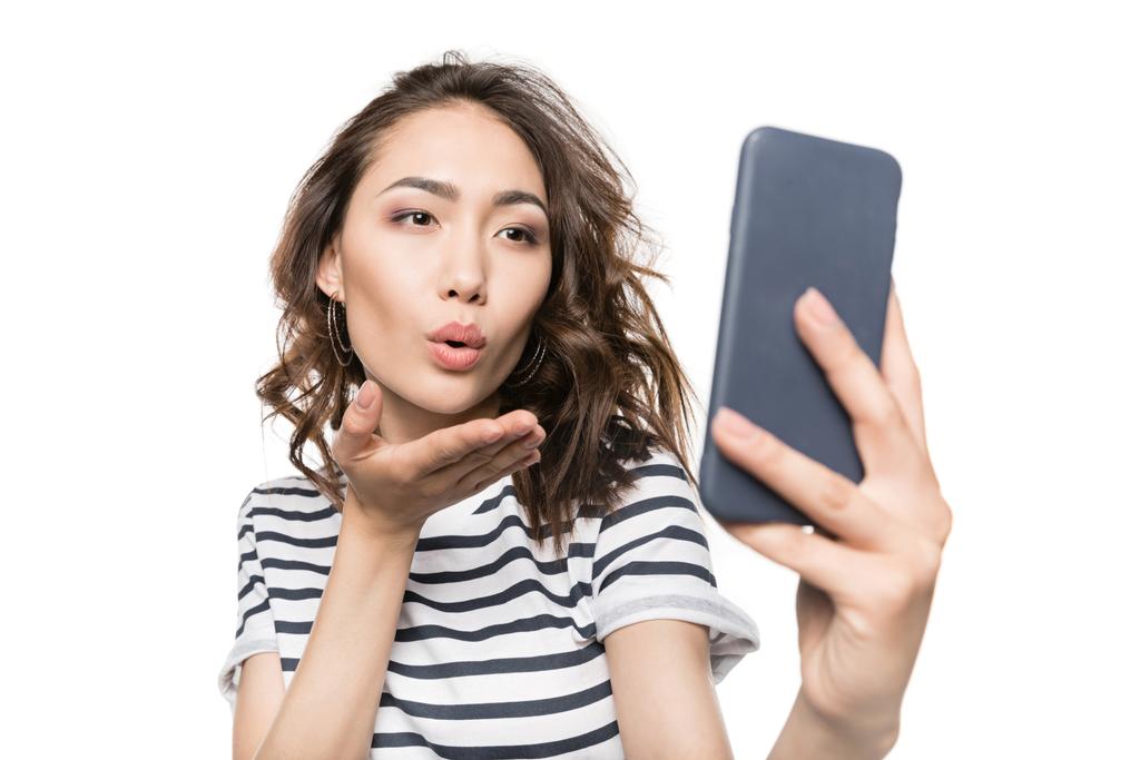 Nainen ottaa selfie älypuhelimeen - Valokuva, kuva
