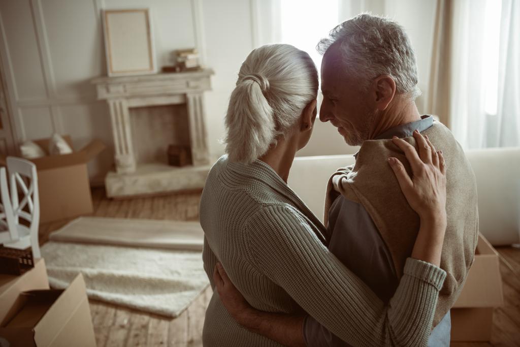 Εναγκαλισμός ηλικιωμένου ζευγαριού - Φωτογραφία, εικόνα