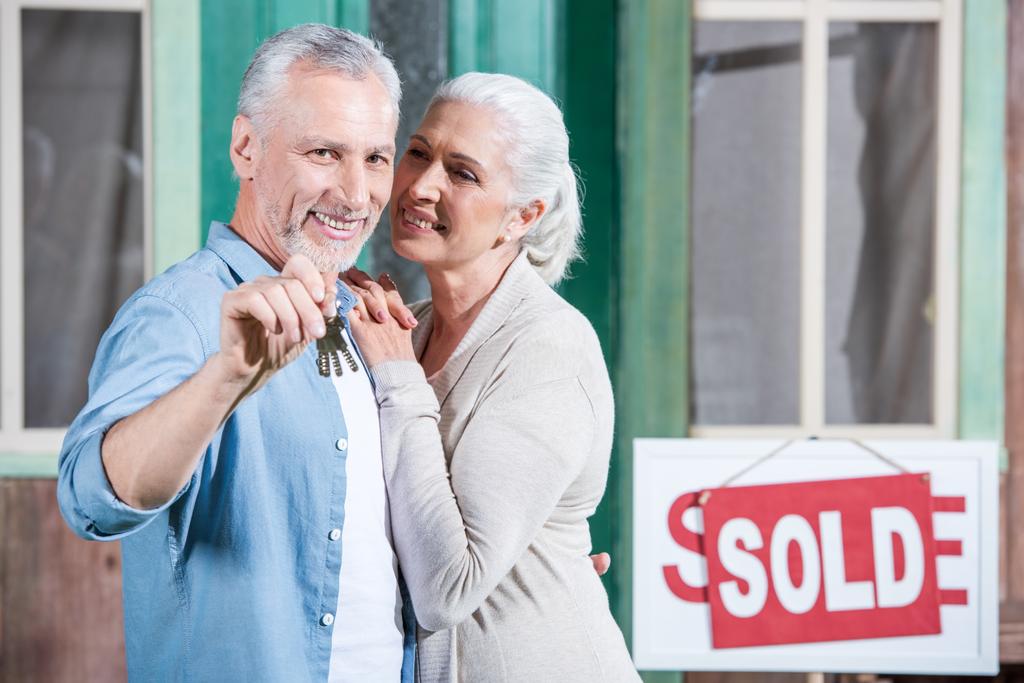 Seniorenpaar mit neuem Hausschlüssel - Foto, Bild