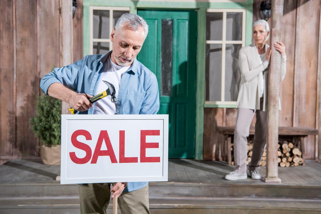 Casal vendendo sua casa
 - Foto, Imagem