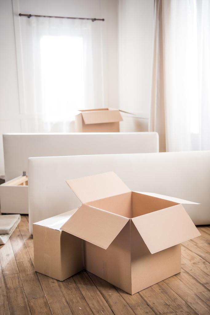κουτιά από χαρτόνι σε άδειο δωμάτιο  - Φωτογραφία, εικόνα