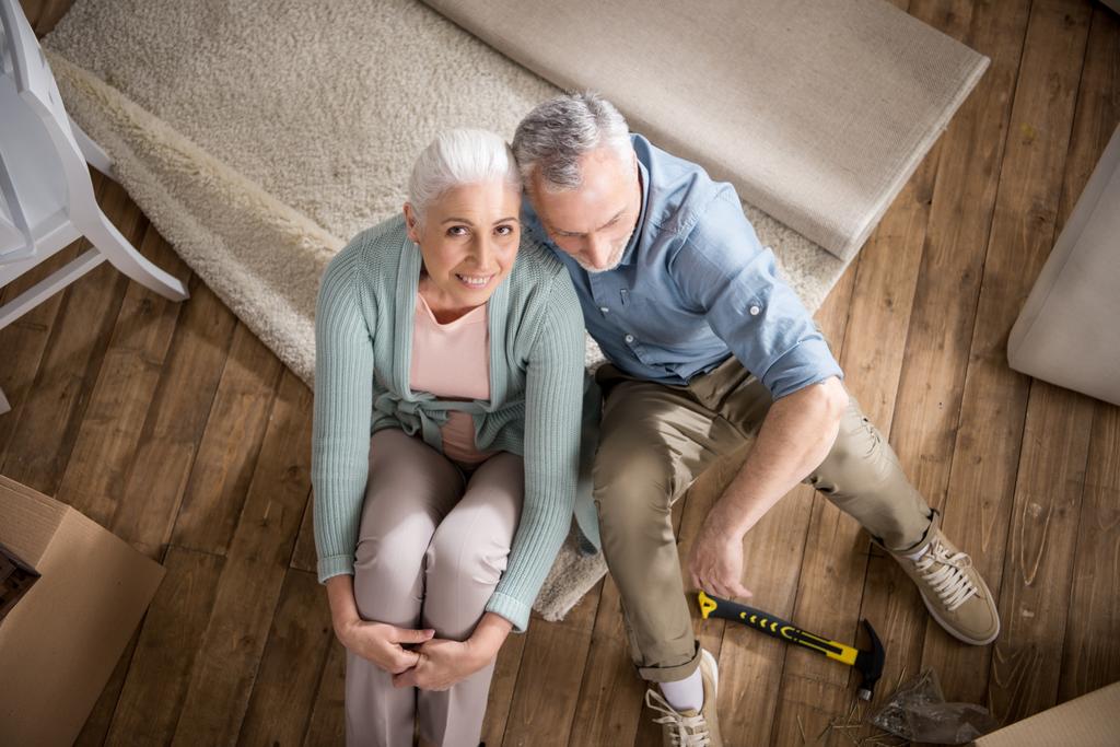 coppia anziana abbracciare mentre seduto a casa
 - Foto, immagini