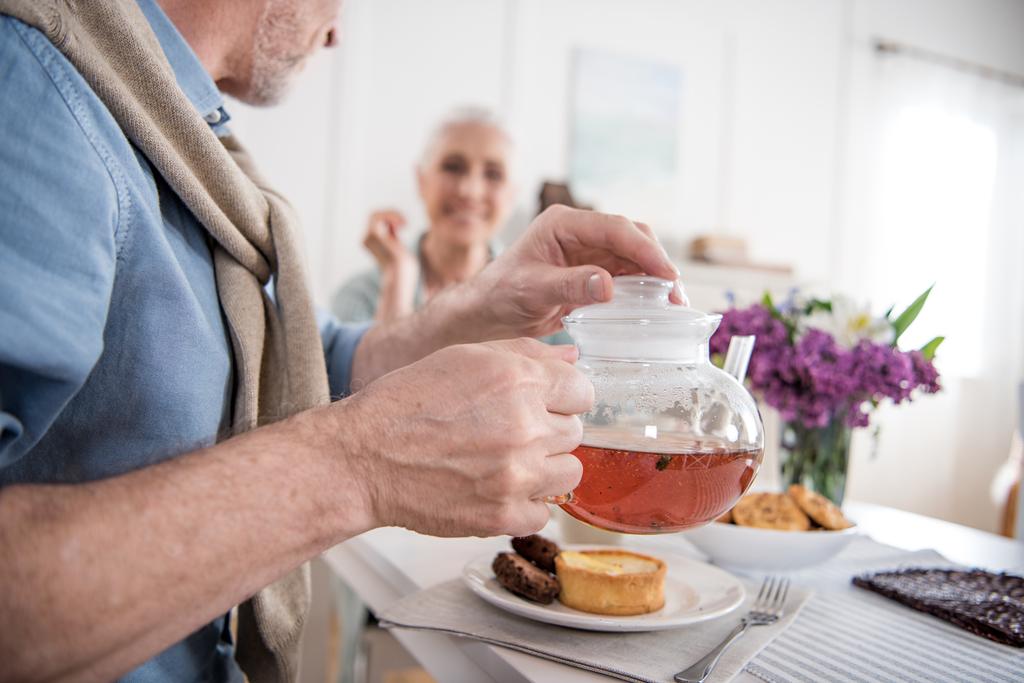 Seniorenpaar trinkt Tee beim Frühstück - Foto, Bild
