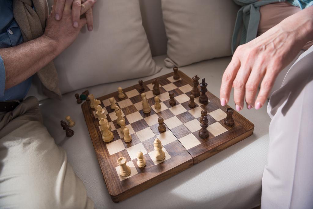 starší pár hraje šachy - Fotografie, Obrázek