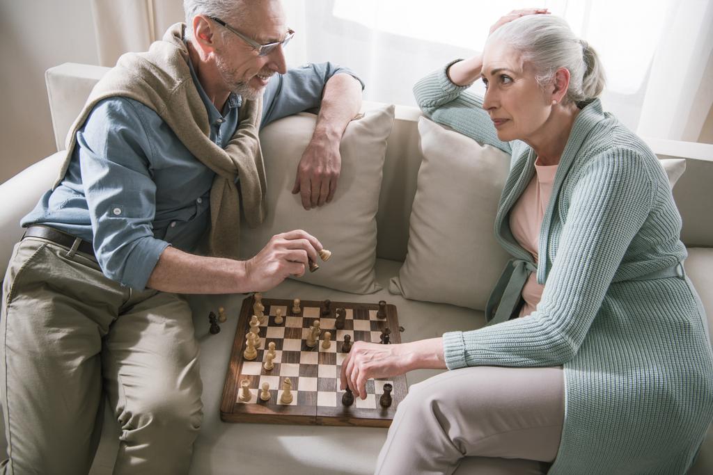 starší pár mluvit při hraní šachů - Fotografie, Obrázek
