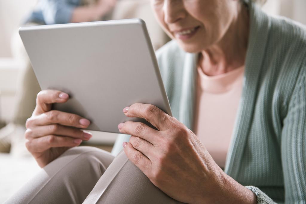 Mulher idosa usando tablet digital
 - Foto, Imagem