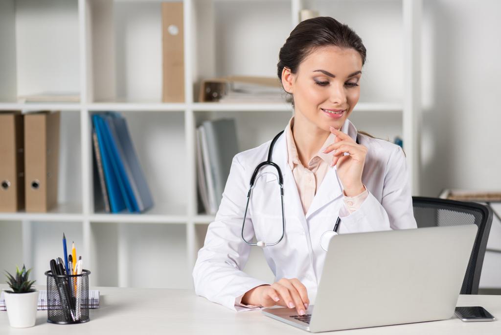 médico usando laptop
 - Foto, Imagem