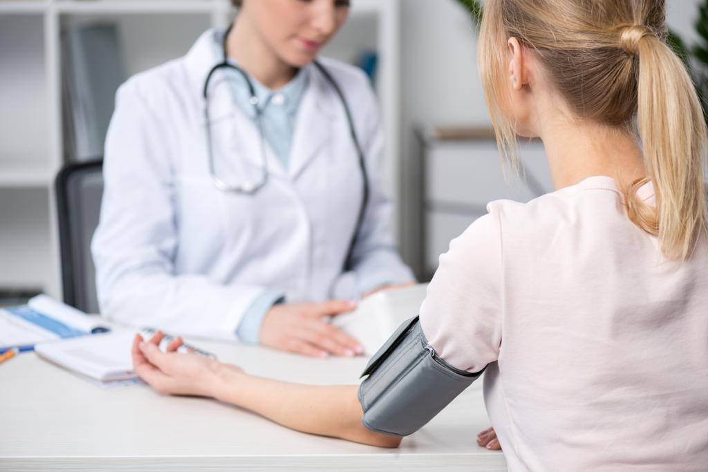 医者の患者に血圧の測定  - 写真・画像