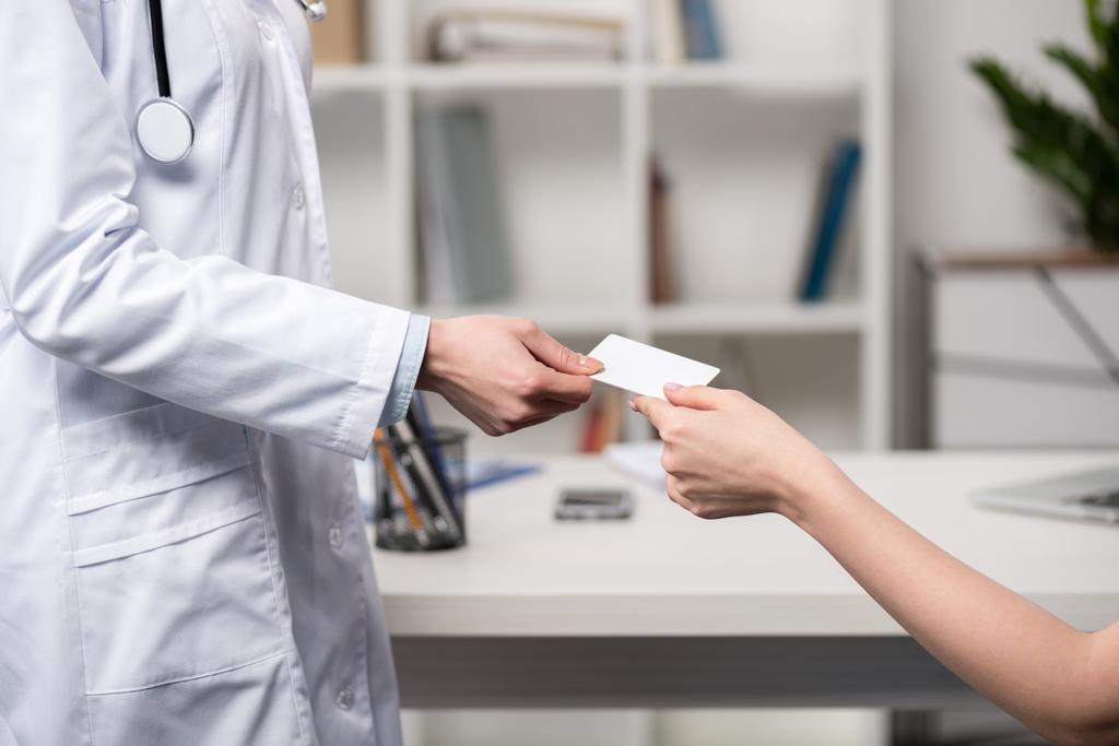 doctor giving card to patient - Photo, Image
