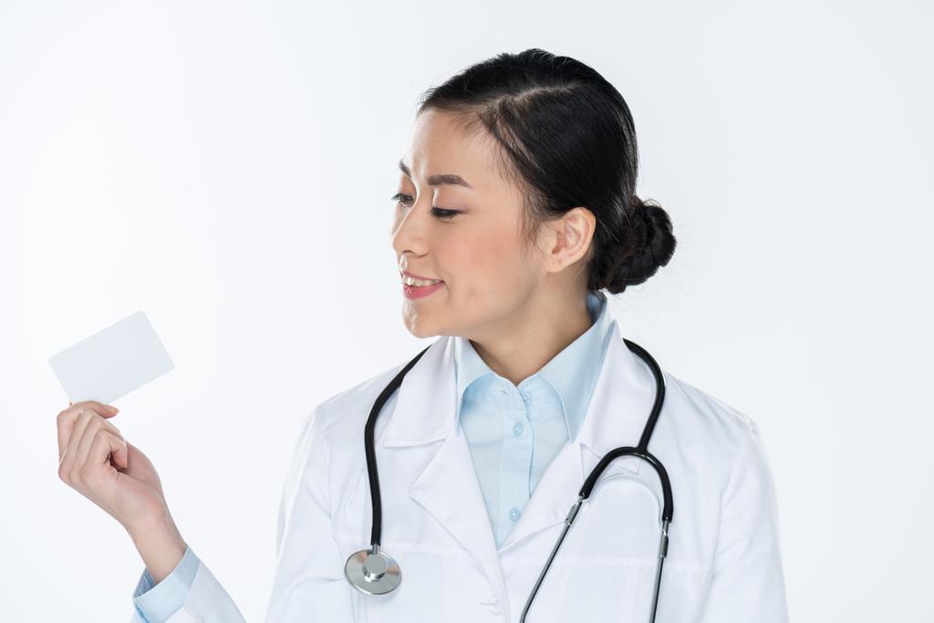 médico segurando cartão em branco
 - Foto, Imagem