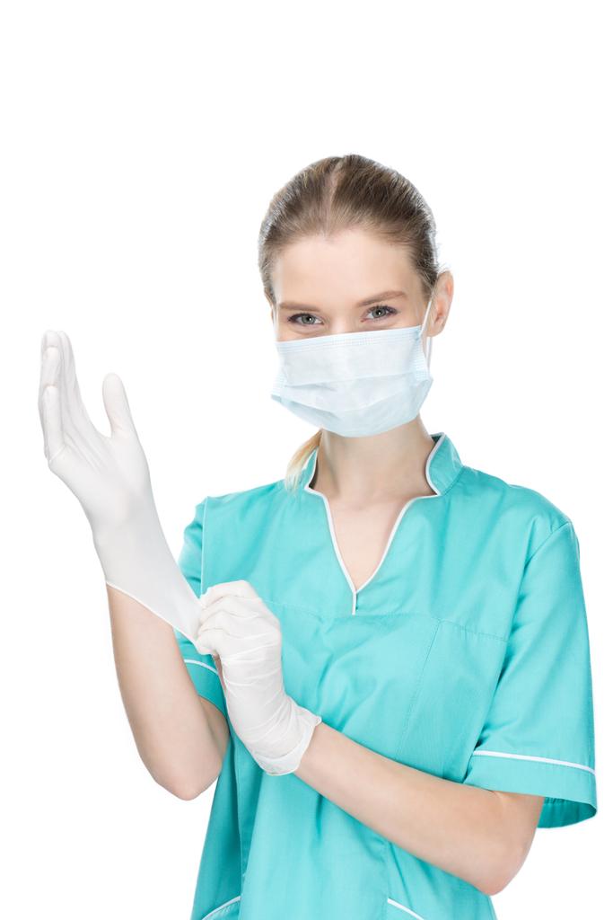 хирург надевает медицинские перчатки
 - Фото, изображение