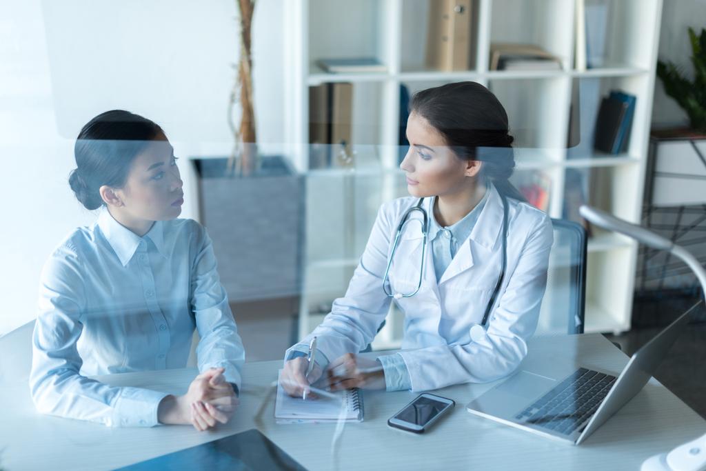 lekarz rozmawia z pacjentem w biurze - Zdjęcie, obraz