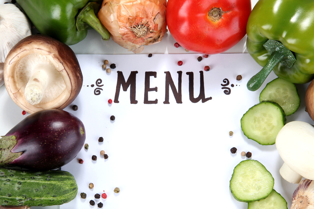 menu omringd door producten en groenten geïsoleerd op wit - Foto, afbeelding