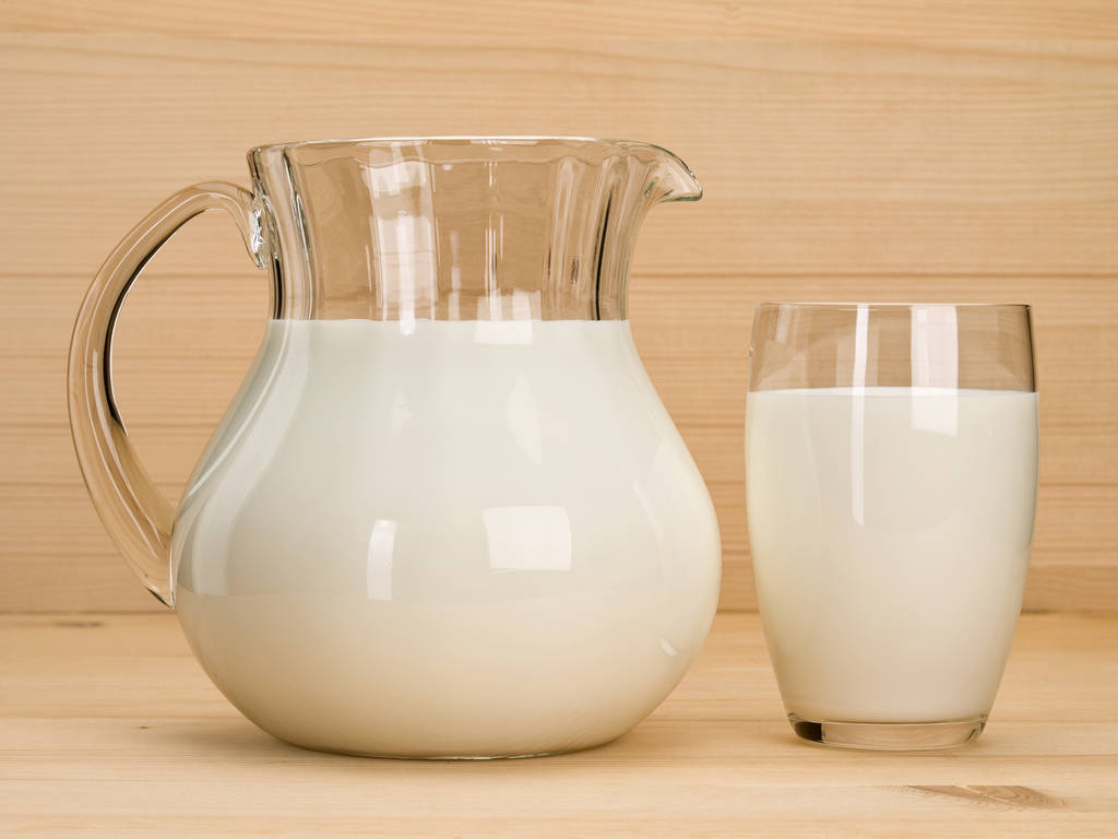 Υγιεινής από το γυαλί, γεμίζουν με γάλα - Φωτογραφία, εικόνα