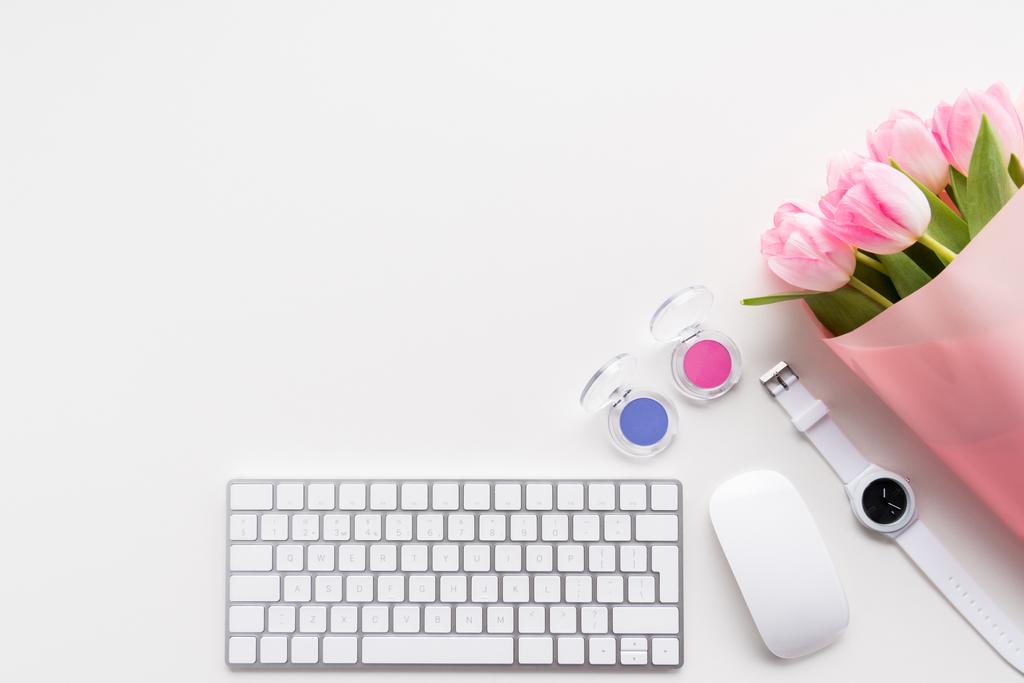 Розовые тюльпаны и клавиатура
  - Фото, изображение