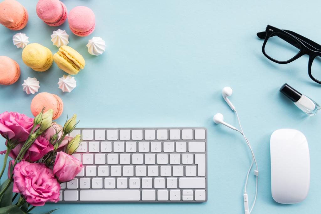 keyboard, macarons and flowers on tabletop - Photo, Image